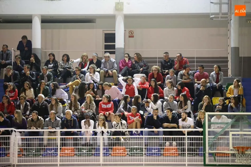 Foto 11 - Las chicas de la Usal se llevan la victoria en el derbi frente al Santa Marta (47-54)