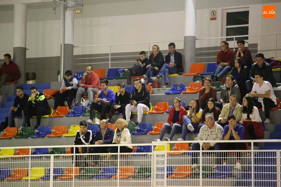 Foto 10 - Las chicas de la Usal se llevan la victoria en el derbi frente al Santa Marta (47-54)