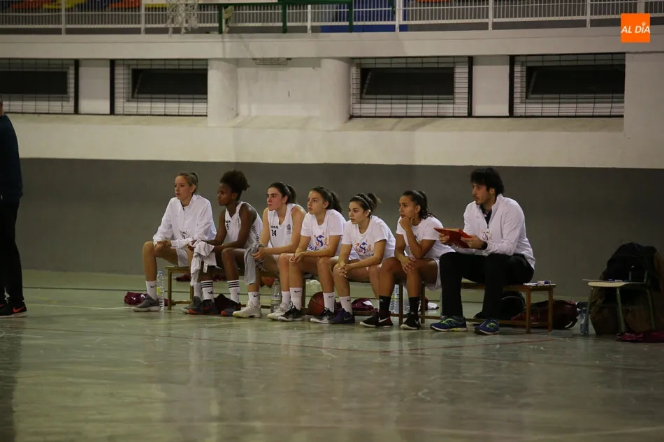 Foto 9 - Las chicas de la Usal se llevan la victoria en el derbi frente al Santa Marta (47-54)