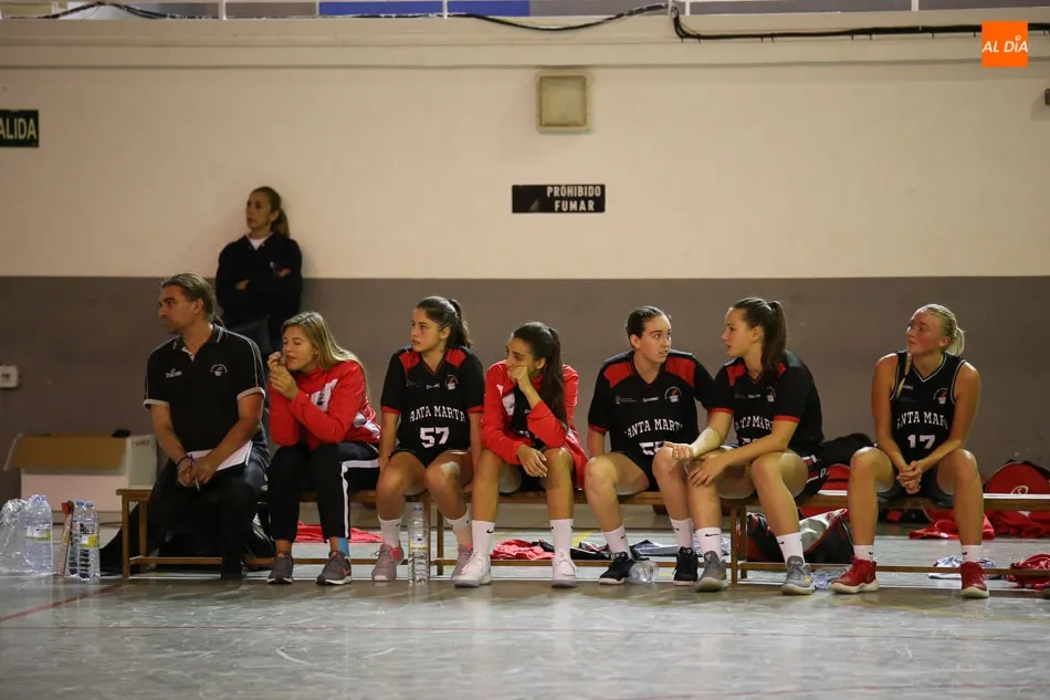 Foto 8 - Las chicas de la Usal se llevan la victoria en el derbi frente al Santa Marta (47-54)