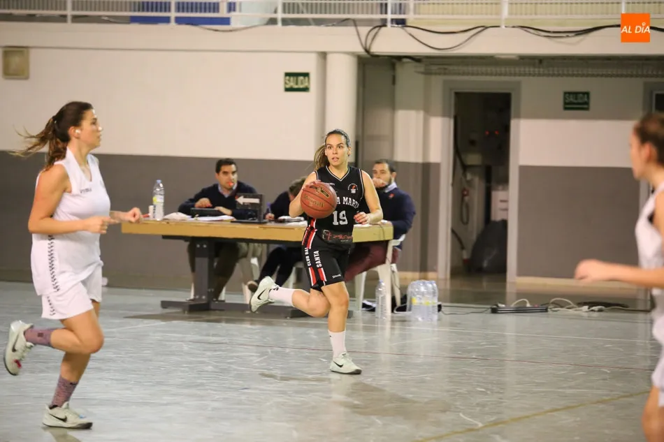 Foto 7 - Las chicas de la Usal se llevan la victoria en el derbi frente al Santa Marta (47-54)