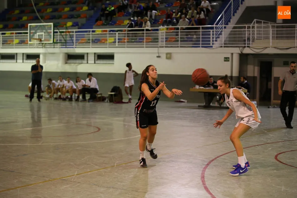 Foto 6 - Las chicas de la Usal se llevan la victoria en el derbi frente al Santa Marta (47-54)
