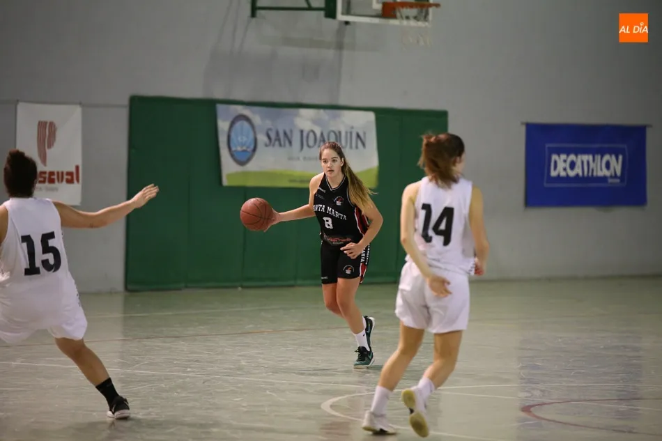Foto 5 - Las chicas de la Usal se llevan la victoria en el derbi frente al Santa Marta (47-54)