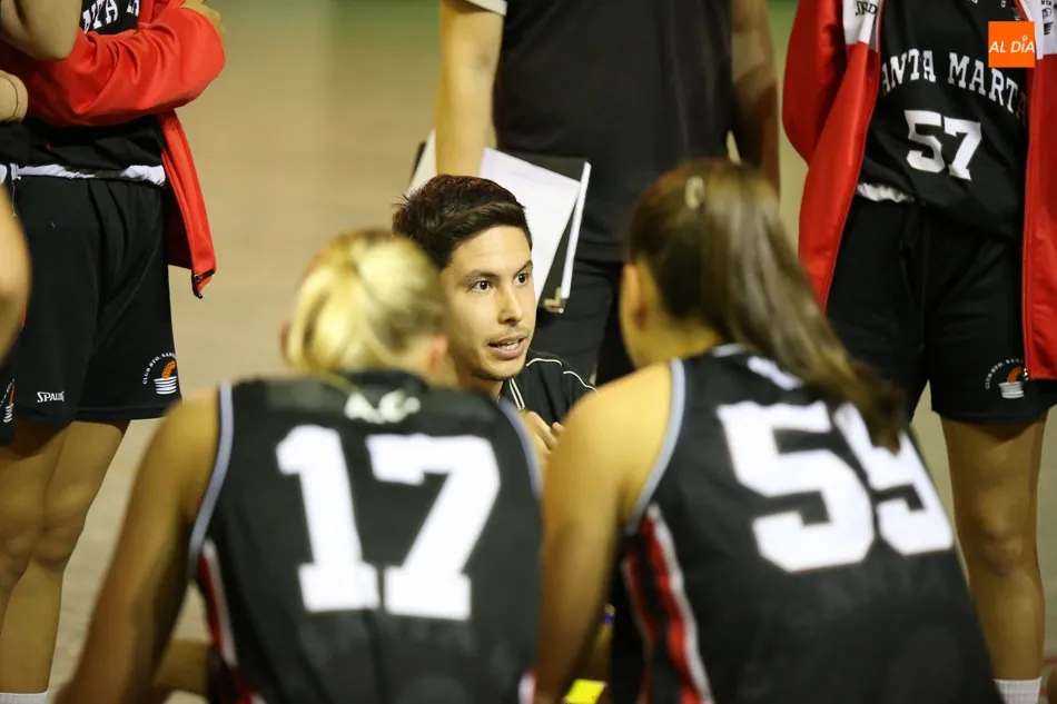 Foto 4 - Las chicas de la Usal se llevan la victoria en el derbi frente al Santa Marta (47-54)
