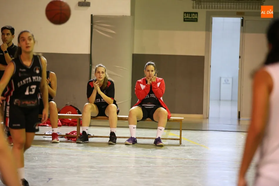 Foto 3 - Las chicas de la Usal se llevan la victoria en el derbi frente al Santa Marta (47-54)
