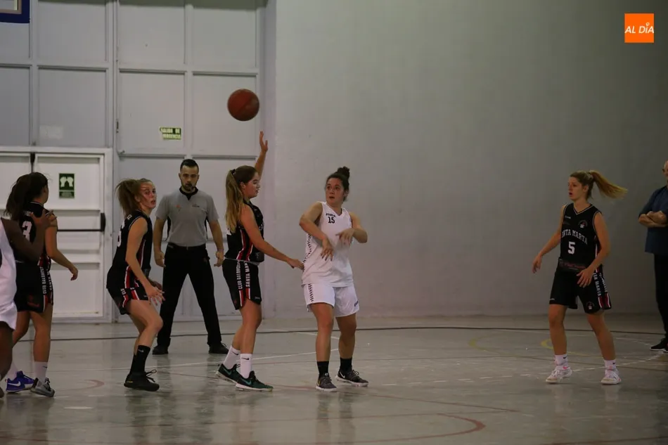 Foto 2 - Las chicas de la Usal se llevan la victoria en el derbi frente al Santa Marta (47-54)