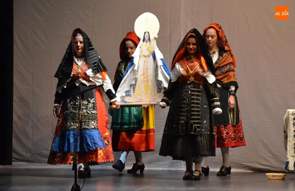 Enorme éxito de la representación ‘Nuestras Raícis’ en el Teatro con 400 espectadores  