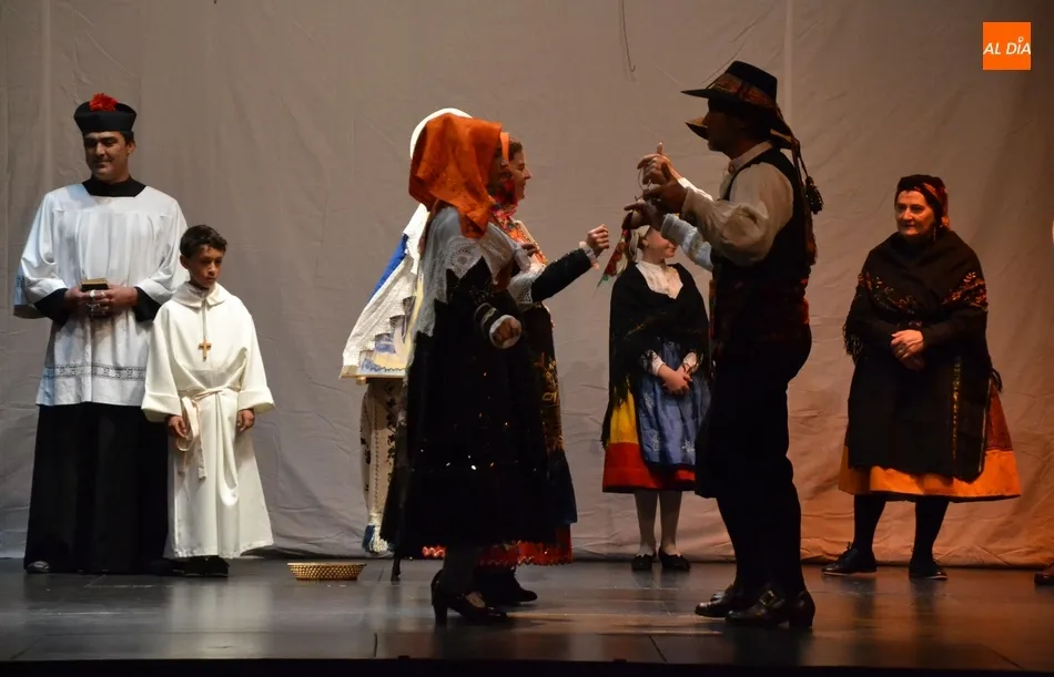 Foto 11 - Enorme &eacute;xito de la representaci&oacute;n &lsquo;Nuestras Ra&iacute;cis&rsquo; en el Teatro con 400 espectadores  