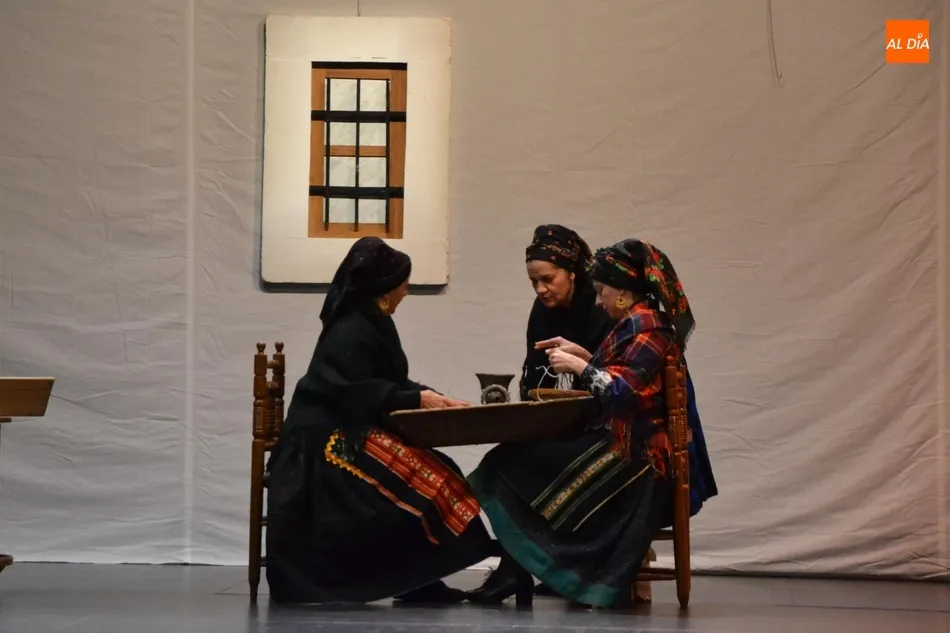 Foto 9 - Enorme &eacute;xito de la representaci&oacute;n &lsquo;Nuestras Ra&iacute;cis&rsquo; en el Teatro con 400 espectadores  