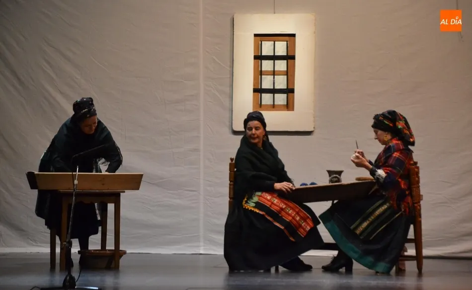 Foto 10 - Enorme &eacute;xito de la representaci&oacute;n &lsquo;Nuestras Ra&iacute;cis&rsquo; en el Teatro con 400 espectadores  