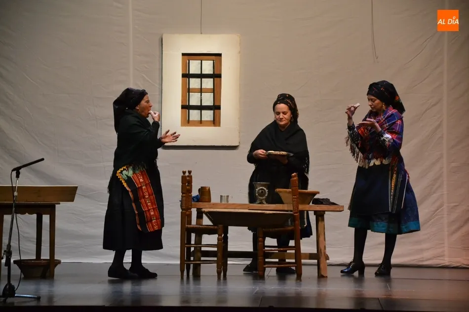 Foto 8 - Enorme &eacute;xito de la representaci&oacute;n &lsquo;Nuestras Ra&iacute;cis&rsquo; en el Teatro con 400 espectadores  