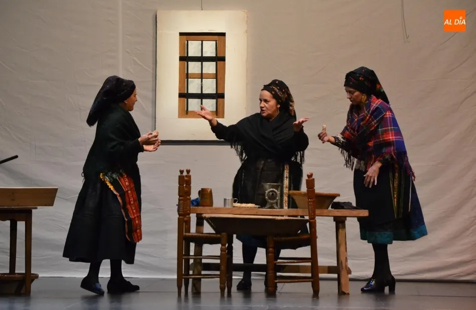 Foto 7 - Enorme &eacute;xito de la representaci&oacute;n &lsquo;Nuestras Ra&iacute;cis&rsquo; en el Teatro con 400 espectadores  