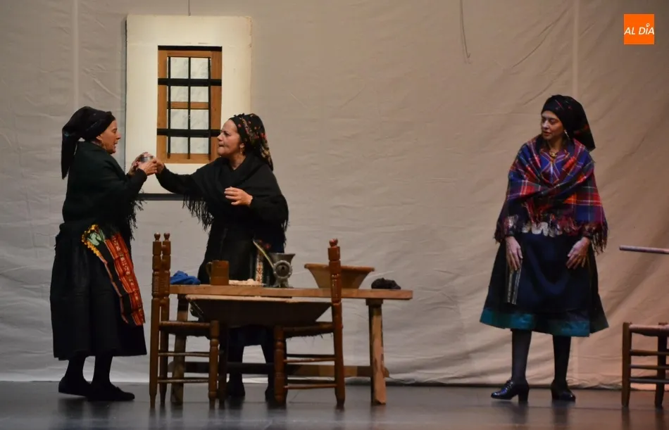 Foto 6 - Enorme &eacute;xito de la representaci&oacute;n &lsquo;Nuestras Ra&iacute;cis&rsquo; en el Teatro con 400 espectadores  