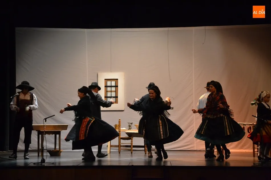 Foto 5 - Enorme &eacute;xito de la representaci&oacute;n &lsquo;Nuestras Ra&iacute;cis&rsquo; en el Teatro con 400 espectadores  