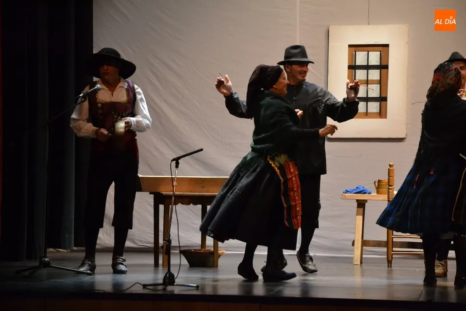 Foto 4 - Enorme &eacute;xito de la representaci&oacute;n &lsquo;Nuestras Ra&iacute;cis&rsquo; en el Teatro con 400 espectadores  