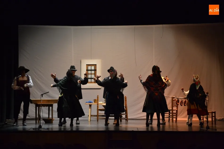 Foto 2 - Enorme &eacute;xito de la representaci&oacute;n &lsquo;Nuestras Ra&iacute;cis&rsquo; en el Teatro con 400 espectadores  