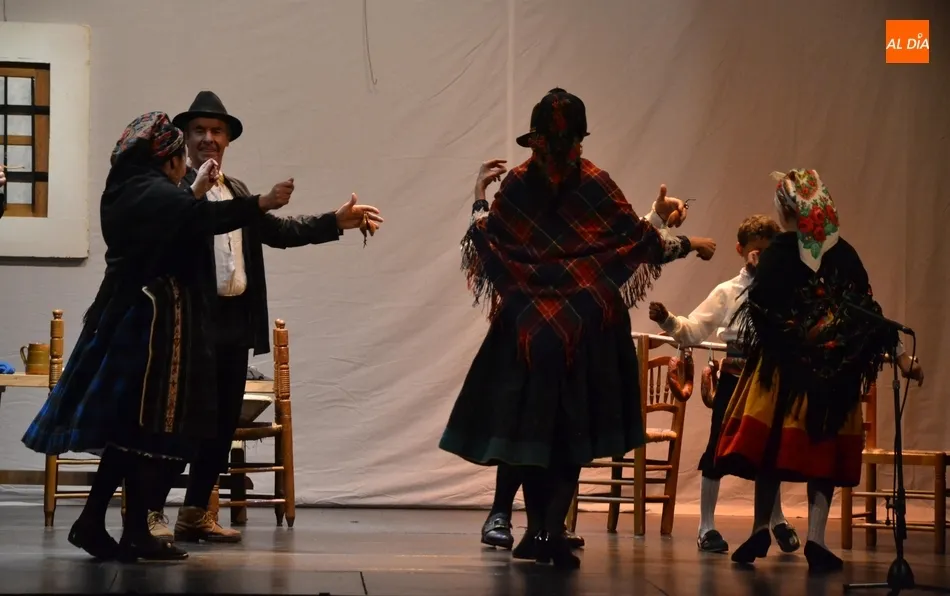 Foto 3 - Enorme &eacute;xito de la representaci&oacute;n &lsquo;Nuestras Ra&iacute;cis&rsquo; en el Teatro con 400 espectadores  