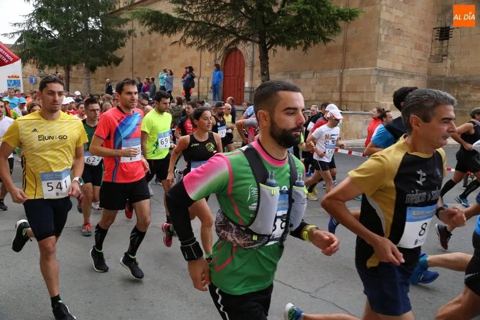 Foto 11 - Multitudinaria salida de la Media Marat&oacute;n de la Diputaci&oacute;n en Babilafuente