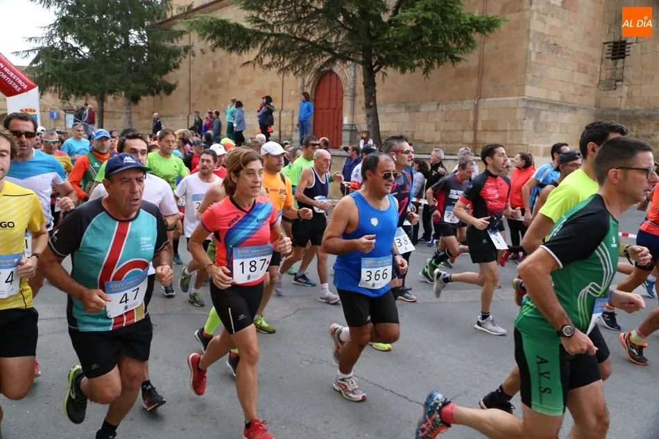 Foto 10 - Multitudinaria salida de la Media Marat&oacute;n de la Diputaci&oacute;n en Babilafuente
