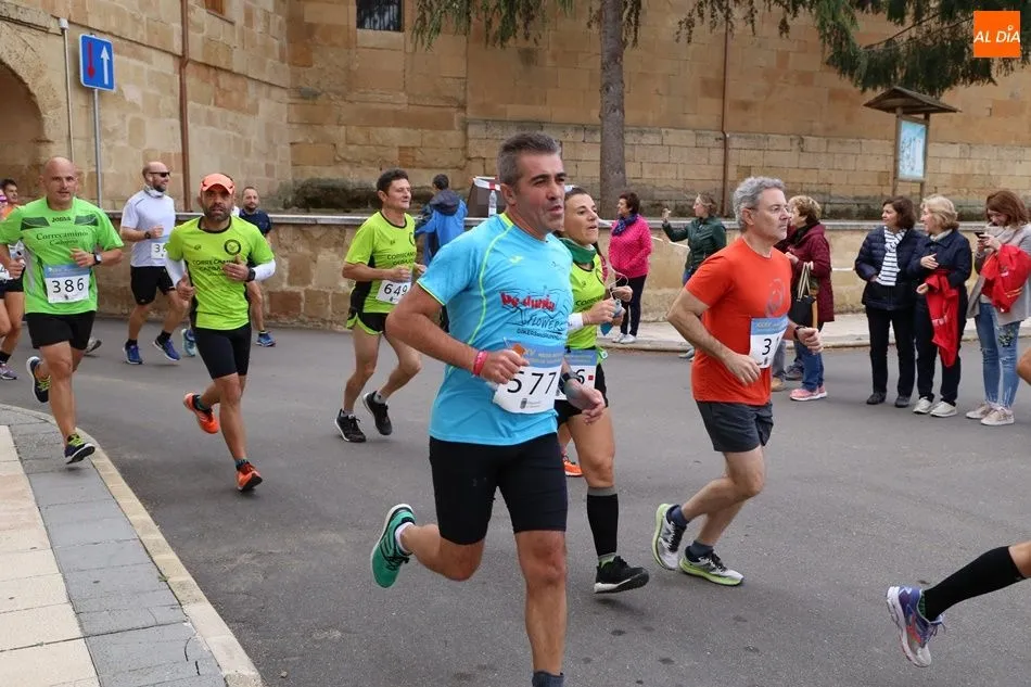 Foto 7 - Multitudinaria salida de la Media Marat&oacute;n de la Diputaci&oacute;n en Babilafuente