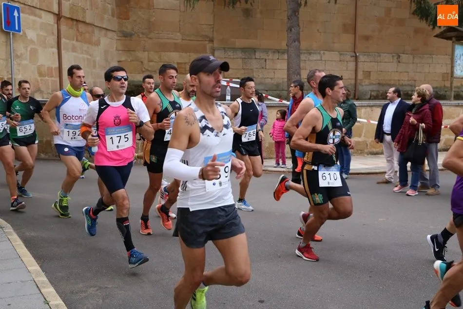 Foto 5 - Multitudinaria salida de la Media Marat&oacute;n de la Diputaci&oacute;n en Babilafuente