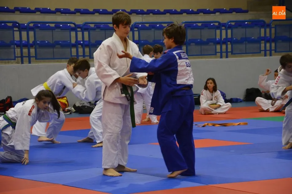 Foto 10 - El Torneo Internacional Infantil de Villares cierra con una espectacular exhibici&oacute;n y un rotundo...