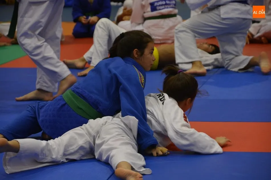 Foto 6 - El Torneo Internacional Infantil de Villares cierra con una espectacular exhibici&oacute;n y un rotundo...