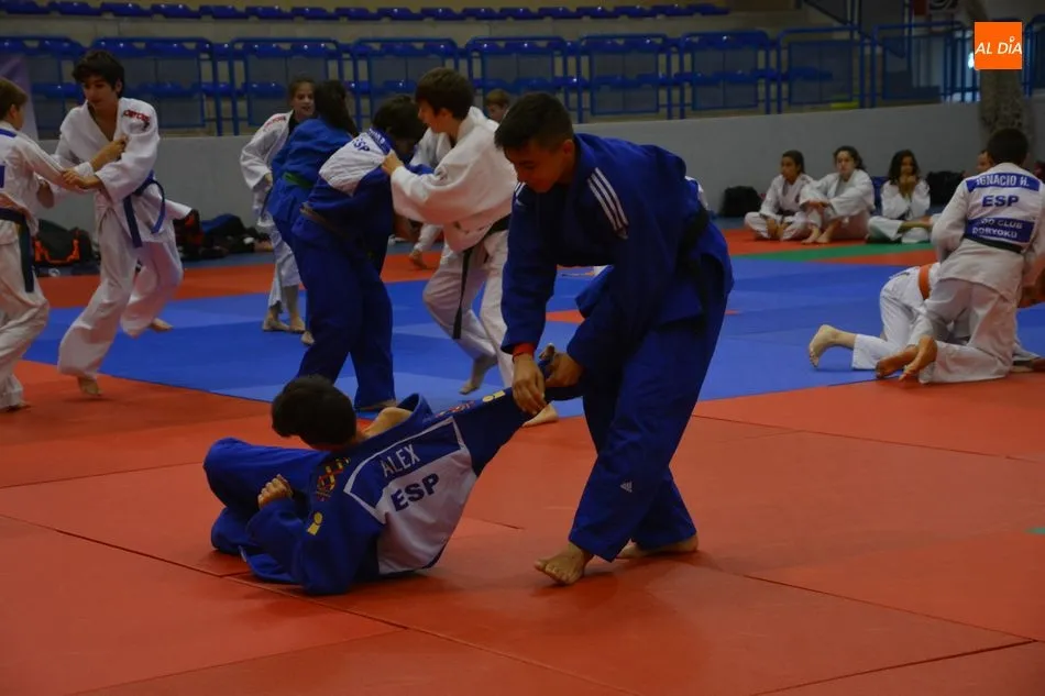 Foto 3 - El Torneo Internacional Infantil de Villares cierra con una espectacular exhibici&oacute;n y un rotundo...
