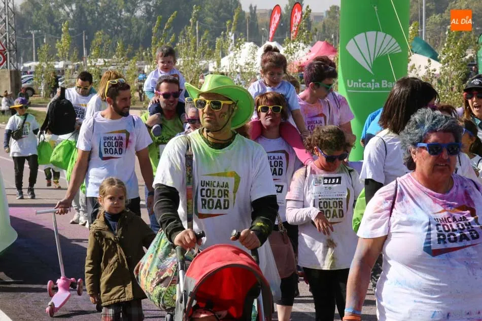 Foto 3 - Unicaja Banco llena de alegr&iacute;a la ciudad con la Color Road