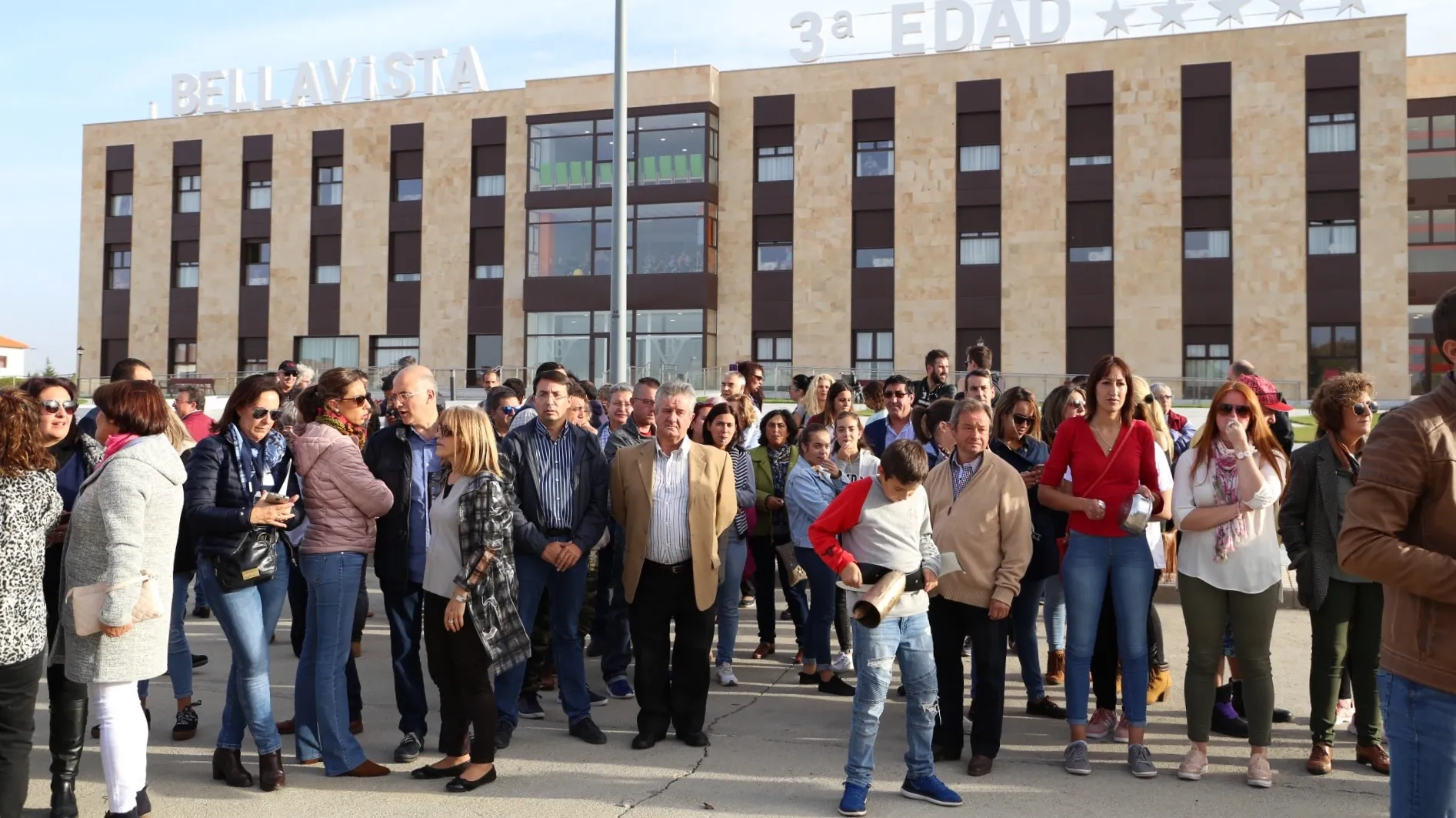 Manifestantes ante la residencia