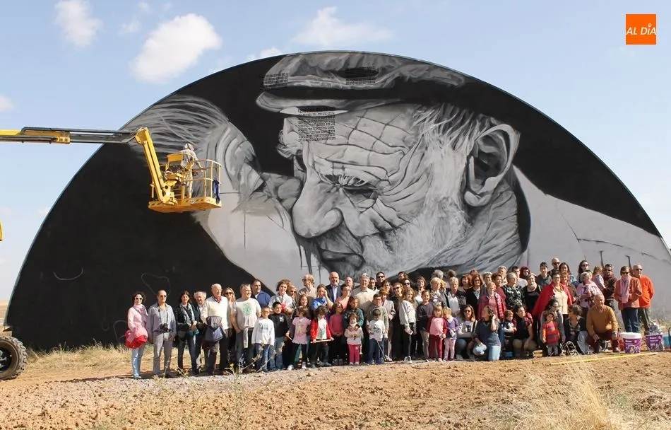 Foto de los participantes en el paseo para descubrir los murales del Certamen de Juzbado