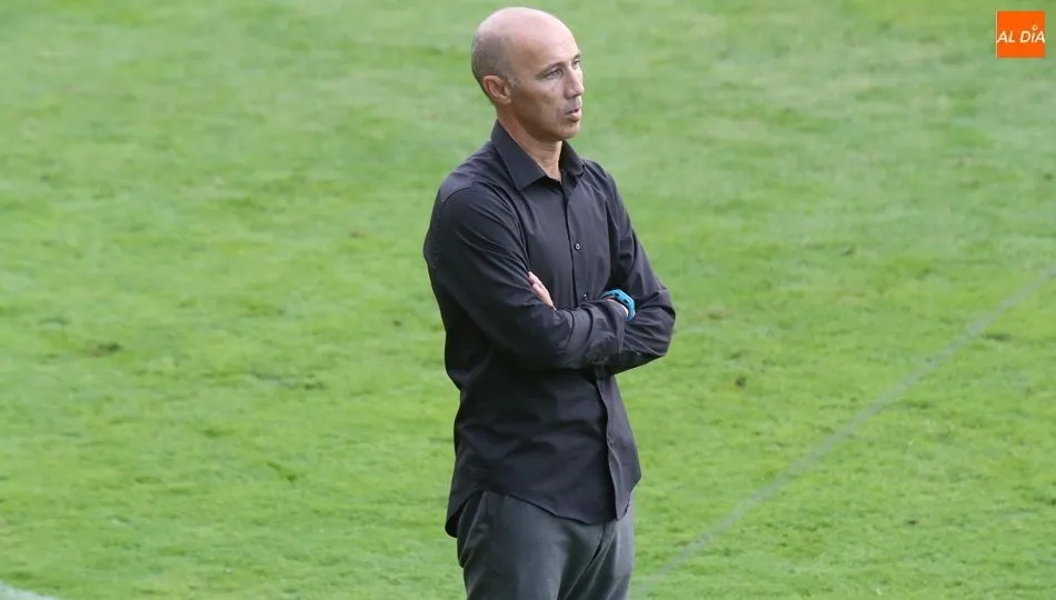 Antonio Calderón sigue atentamente la evolución del partido. Foto: Alberto Martín