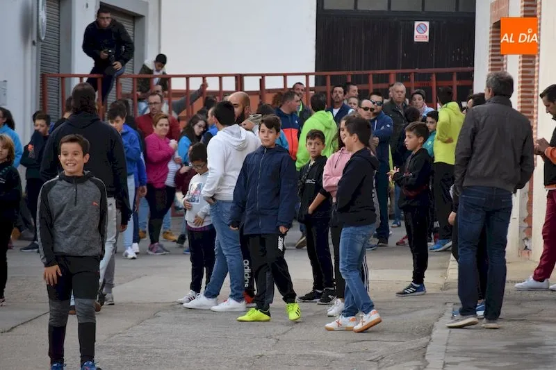 Foto 6 - Grandes y peque&ntilde;os viven la &uacute;ltima ma&ntilde;ana taurina de las fiestas