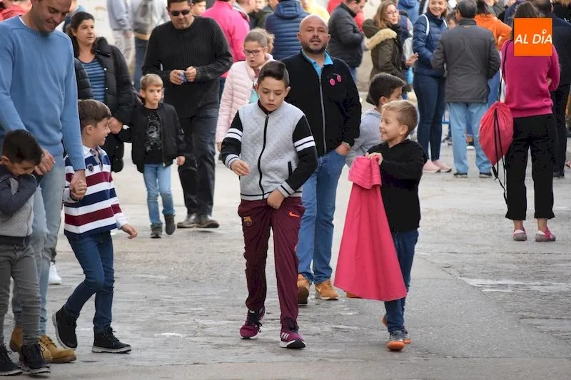 Foto 4 - Grandes y peque&ntilde;os viven la &uacute;ltima ma&ntilde;ana taurina de las fiestas