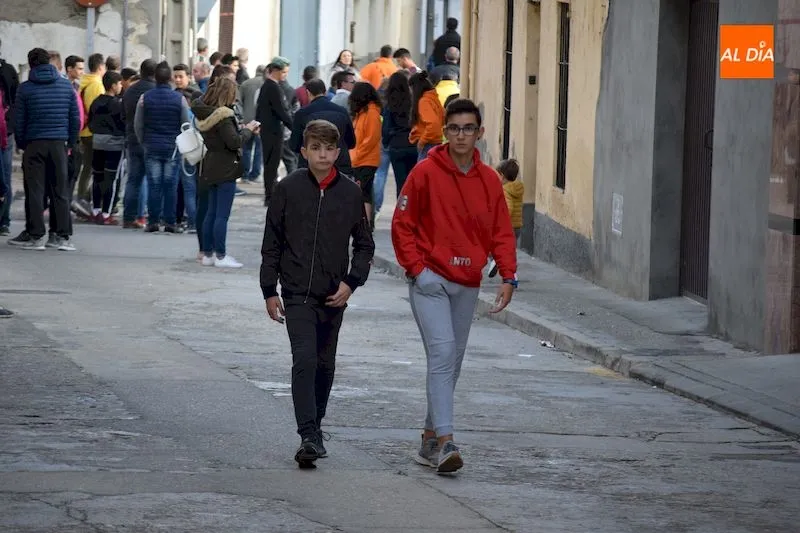 Foto 2 - Grandes y peque&ntilde;os viven la &uacute;ltima ma&ntilde;ana taurina de las fiestas