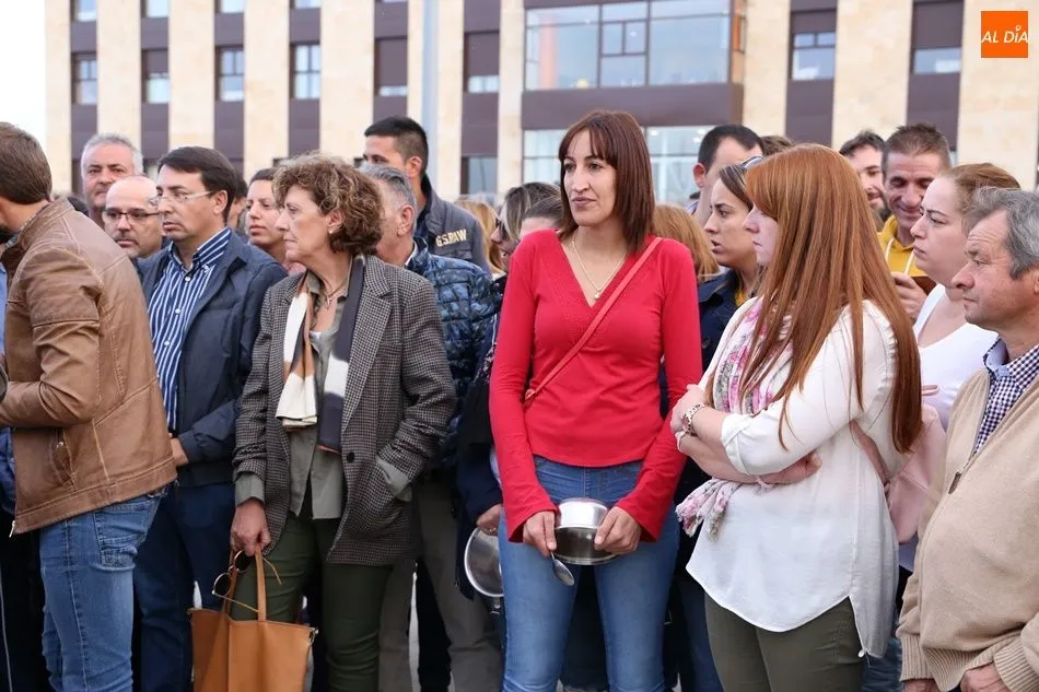 Foto 11 - Unas doscientas personas protestan ante la residencia de mayores de Castellanos de Moriscos
