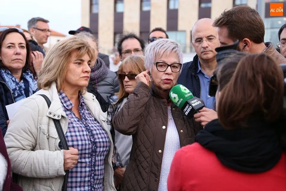 Foto 10 - Unas doscientas personas protestan ante la residencia de mayores de Castellanos de Moriscos