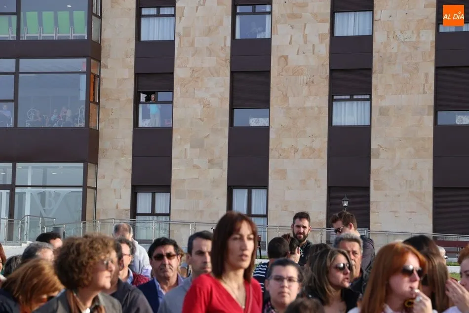 Foto 9 - Unas doscientas personas protestan ante la residencia de mayores de Castellanos de Moriscos