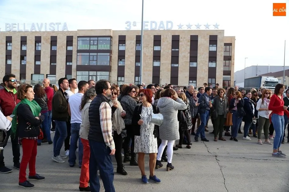 Foto 7 - Unas doscientas personas protestan ante la residencia de mayores de Castellanos de Moriscos