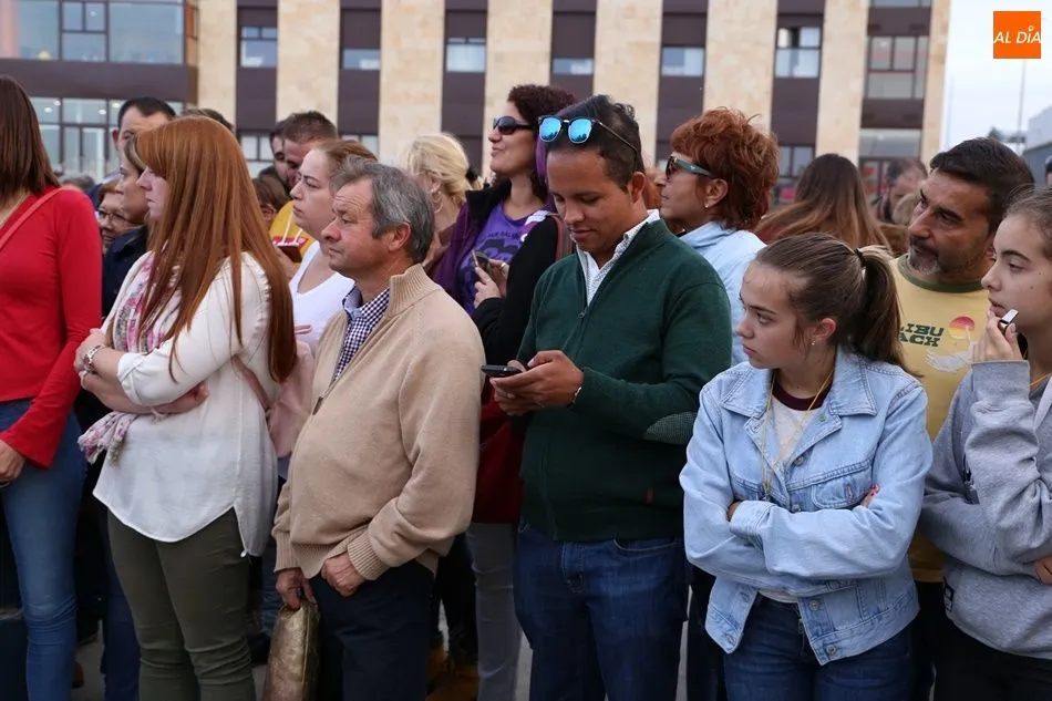 Foto 6 - Unas doscientas personas protestan ante la residencia de mayores de Castellanos de Moriscos