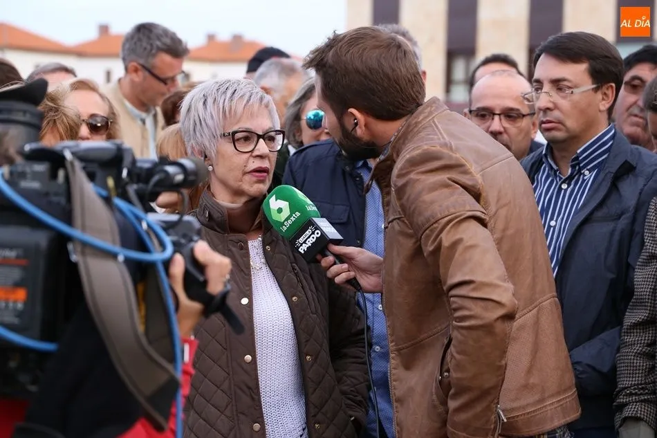 Foto 5 - Unas doscientas personas protestan ante la residencia de mayores de Castellanos de Moriscos