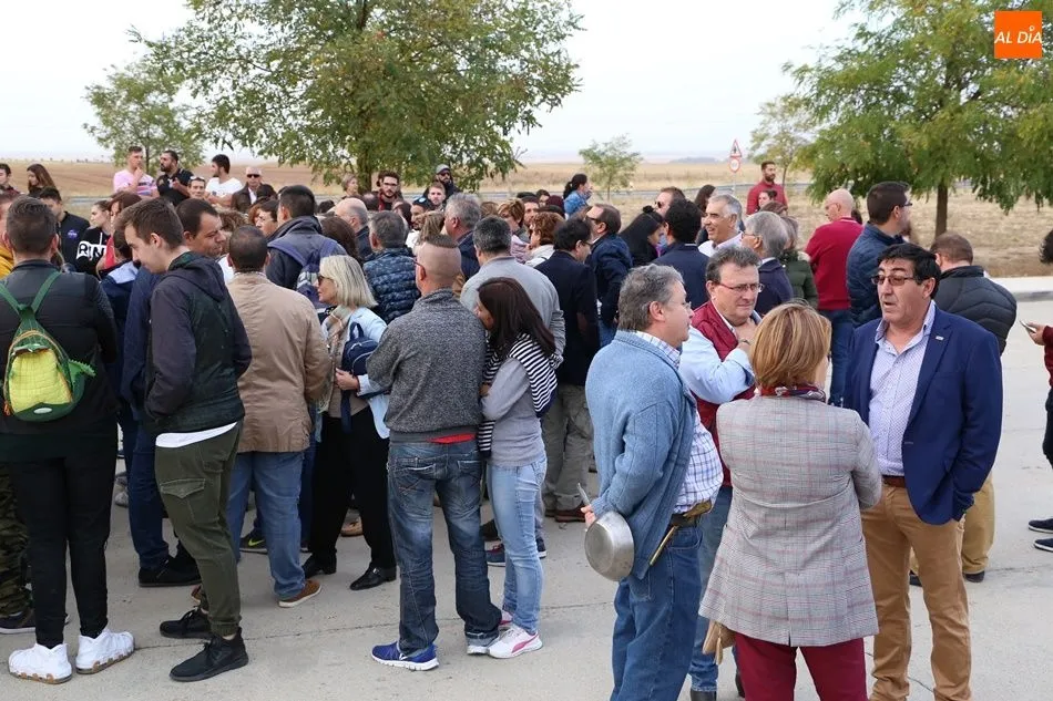 Foto 4 - Unas doscientas personas protestan ante la residencia de mayores de Castellanos de Moriscos