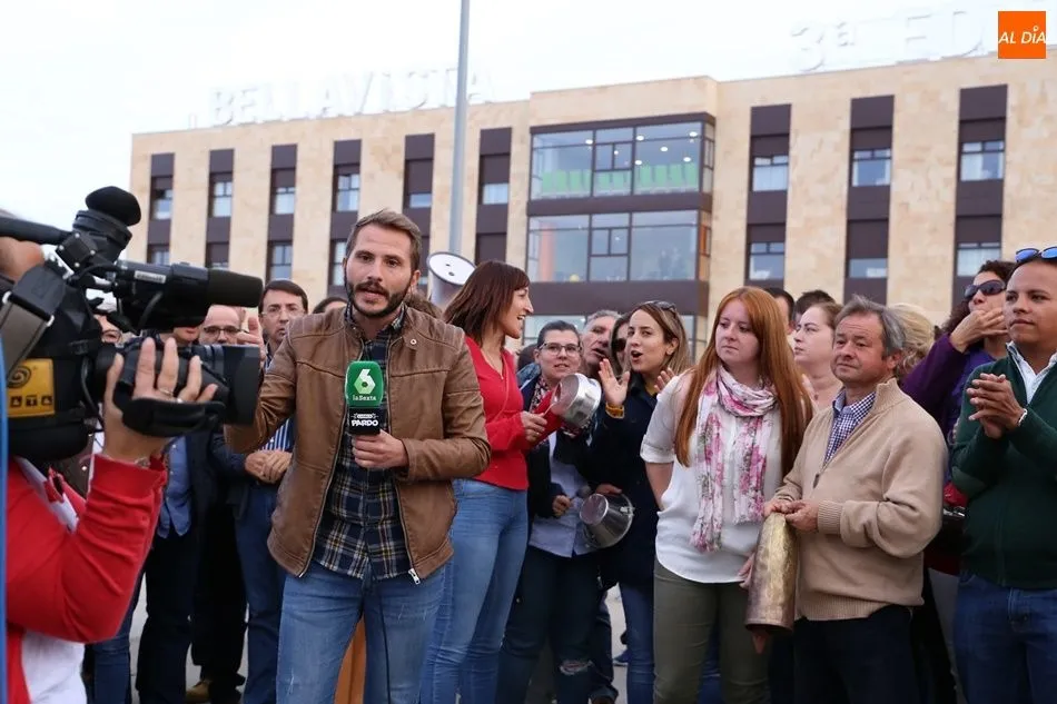 Foto 3 - Unas doscientas personas protestan ante la residencia de mayores de Castellanos de Moriscos