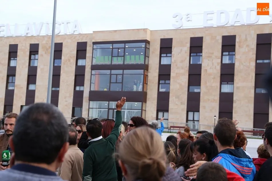 Foto 2 - Unas doscientas personas protestan ante la residencia de mayores de Castellanos de Moriscos