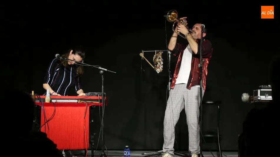 Versonautas fusiona poesía y música en su espectáculo. Foto: Alberto Martín