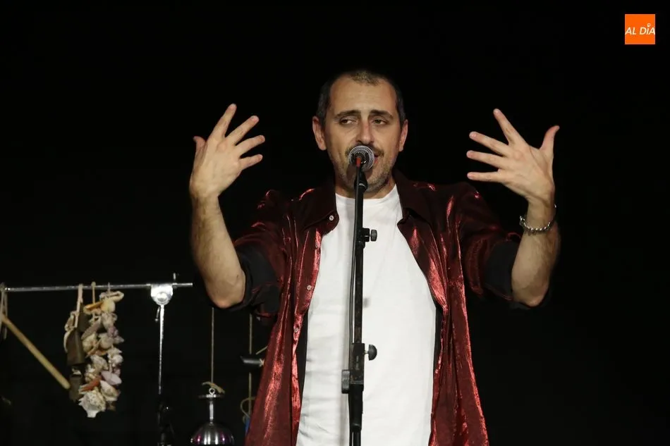 Foto 6 - Poes&iacute;a y m&uacute;sica animan la Feria del Libro Antiguo y de Ocasi&oacute;n