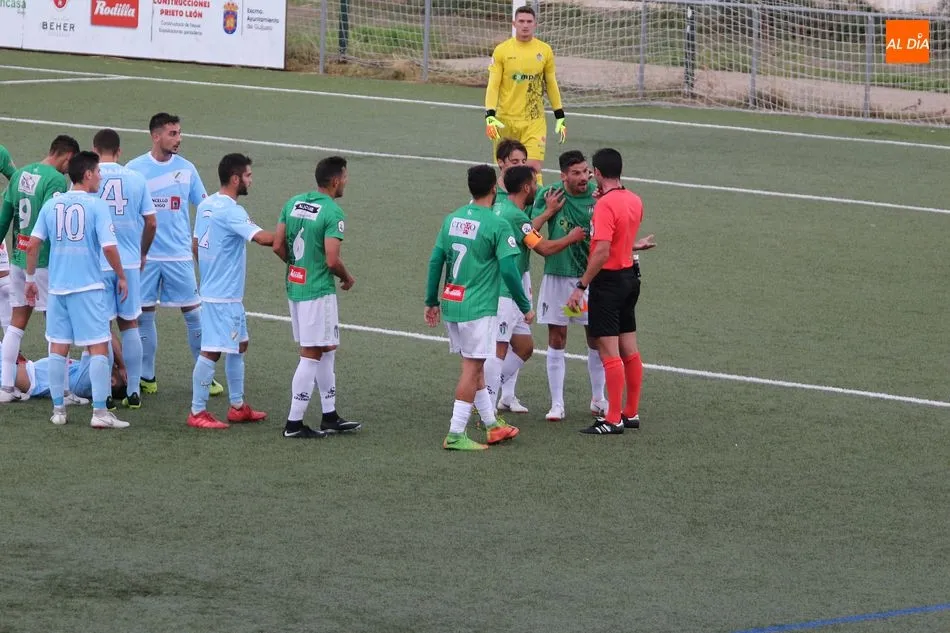 Foto 11 - El CD Guijuelo choca contra la apat&iacute;a del Coruxo (0-0)