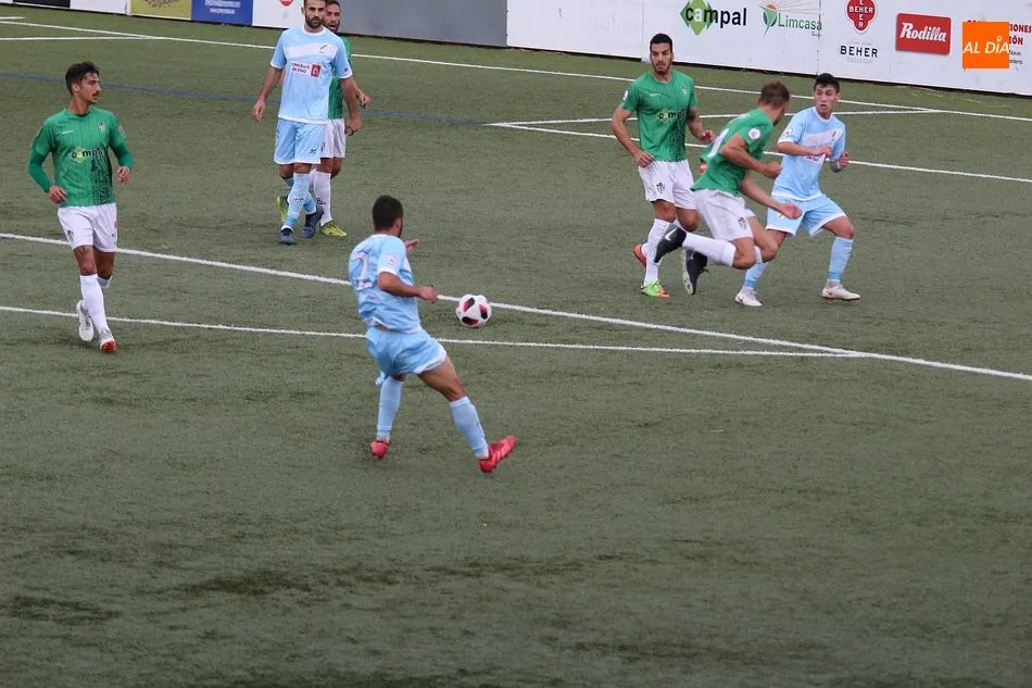 Foto 10 - El CD Guijuelo choca contra la apat&iacute;a del Coruxo (0-0)