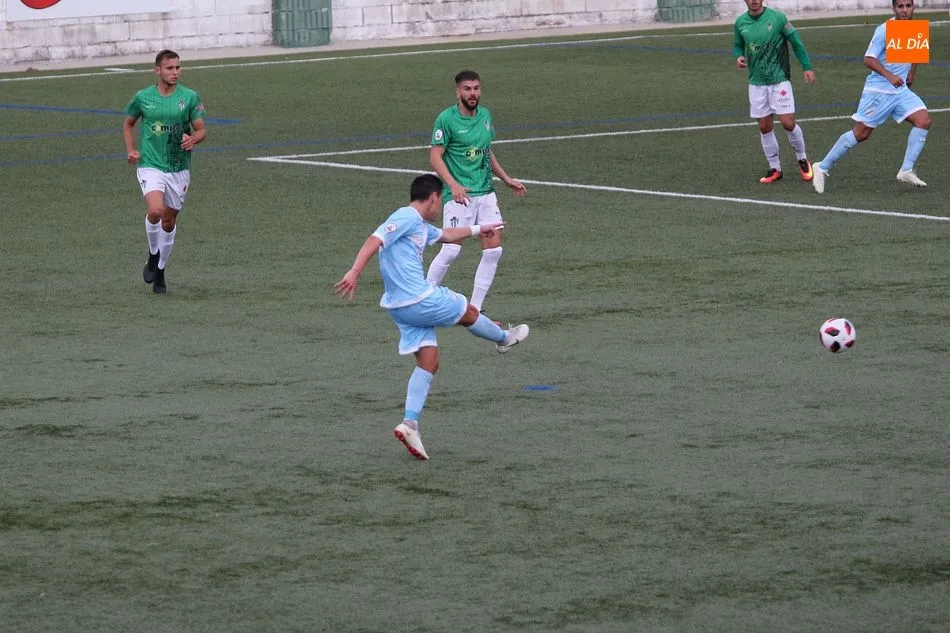 Foto 9 - El CD Guijuelo choca contra la apat&iacute;a del Coruxo (0-0)