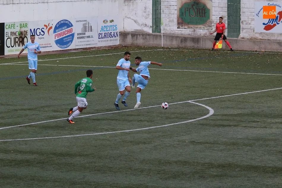 Foto 8 - El CD Guijuelo choca contra la apat&iacute;a del Coruxo (0-0)